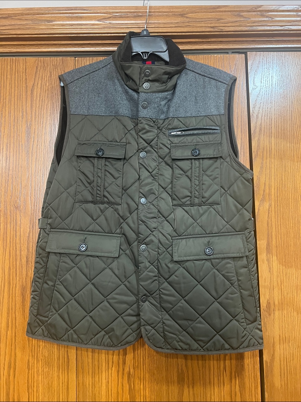 Cremieux  men’s quilted olive green and gray inserts.